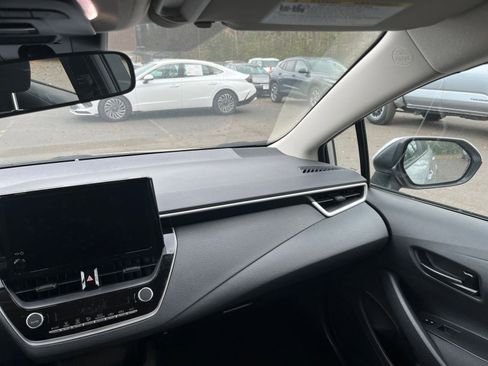 Used 2025 Toyota Corolla LE image 33