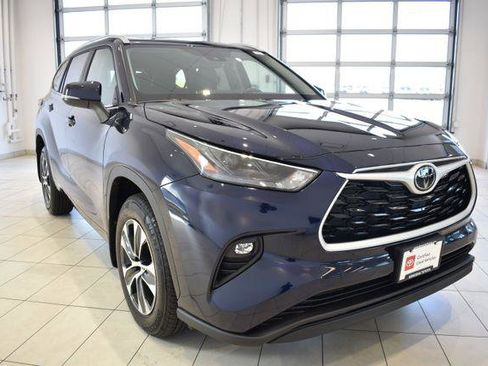 Certified 2025 Toyota Highlander XLE AWD/4WD image 1