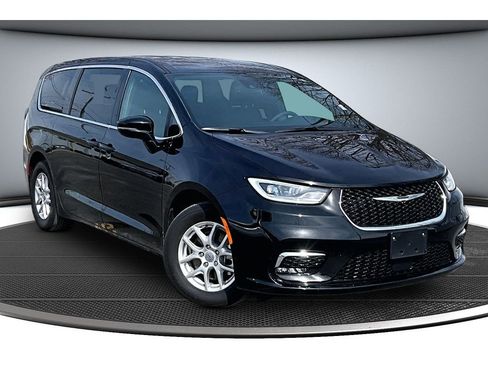 Certified 2025 Chrysler Pacifica Select image 12