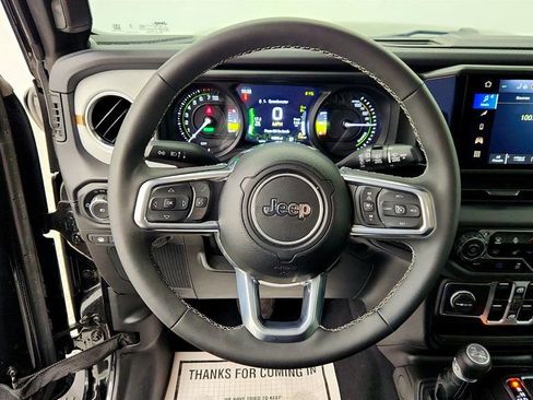 Used 2025 Jeep Wrangler Sahara image 13