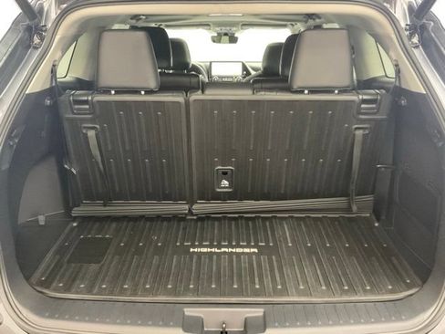 Used 2023 Toyota Highlander XLE AWD/4WD image 30