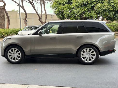 Used 2023 Land Rover Range Rover SE image 2
