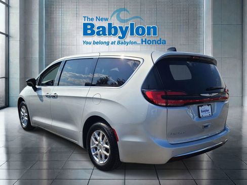 Used 2024 Chrysler Pacifica Touring-L image 3