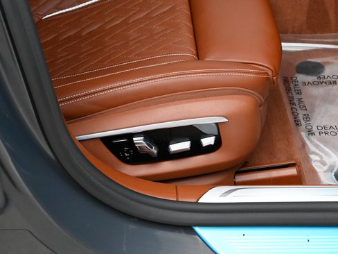 Used 2021 BMW 750i xDrive w/ Luxury Rear Seating Package AWD/4WD image 60