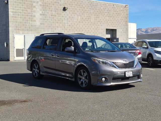 Used 2017 Toyota Sienna SE FWD image 2