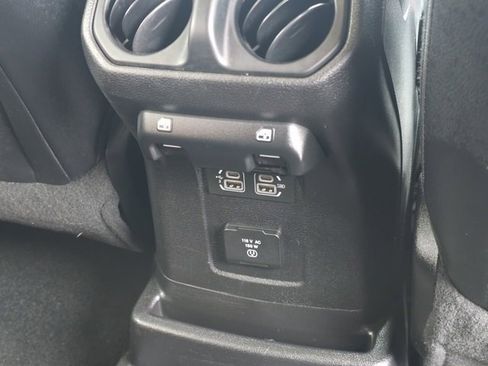 Used 2018 Jeep Wrangler Unlimited Sahara image 33