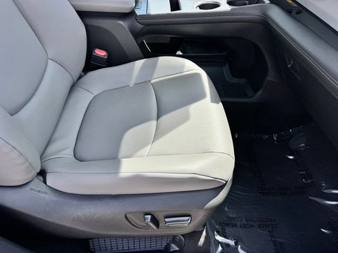 Used 2025 Toyota Sienna XLE FWD image 29