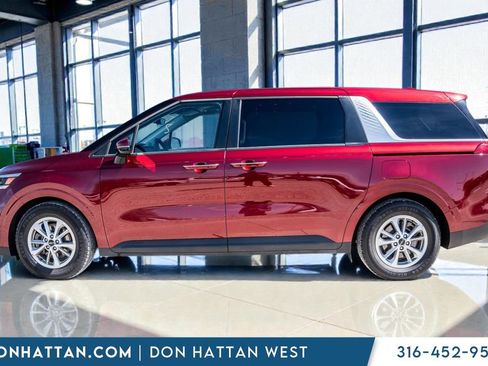 Used 2024 Kia Carnival LX image 2