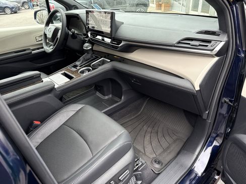 Used 2025 Toyota Sienna Platinum image 27