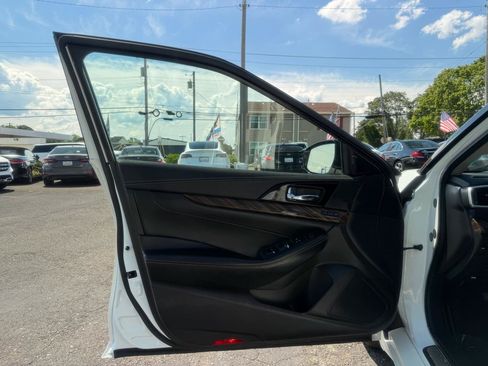Used 2016 Nissan Maxima Platinum FWD image 9
