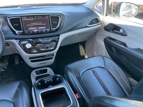 Used 2023 Chrysler Pacifica Touring-L FWD image 10