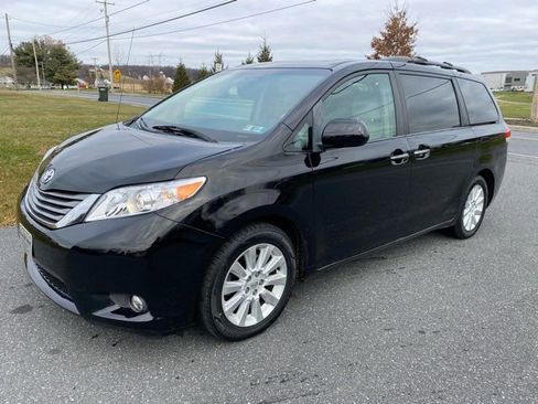 Used 2014 Toyota Sienna XLE image 1