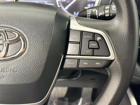 Certified 2023 Toyota Highlander L FWD image 17