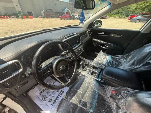 Used 2017 Kia Sorento LX w/ LX Convenience Package image 10