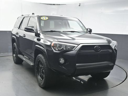 Used 2019 Toyota 4Runner SR5 Premium AWD/4WD image 2