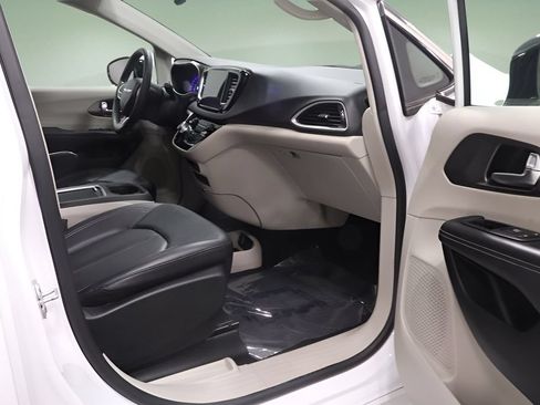 Certified 2024 Chrysler Pacifica Touring-L FWD image 13