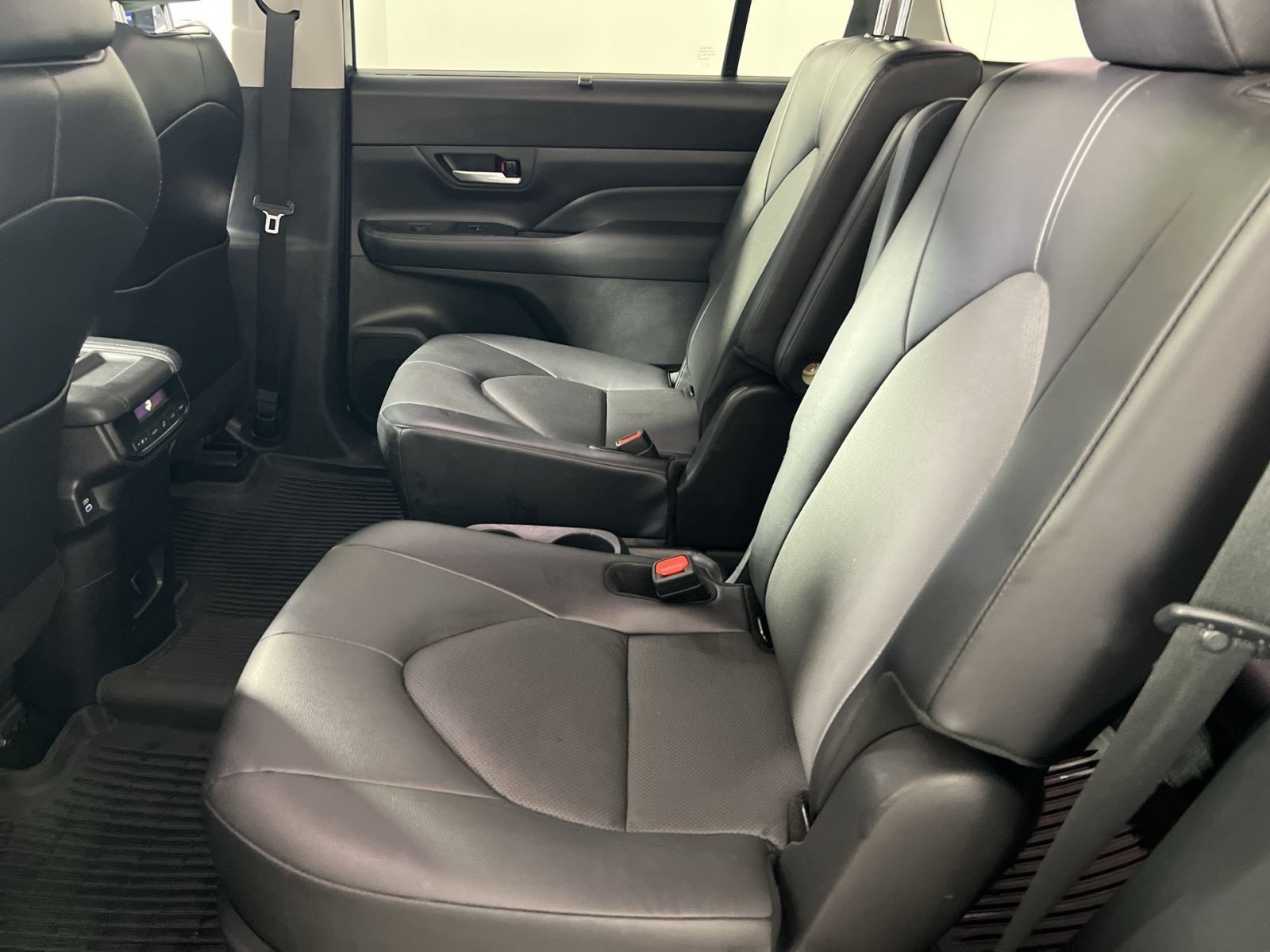 Used 2024 Toyota Grand Highlander AWD image 25