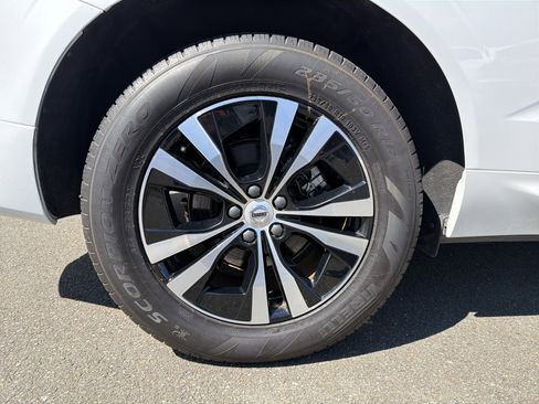 Certified 2025 Volvo XC60 B5 Core image 7