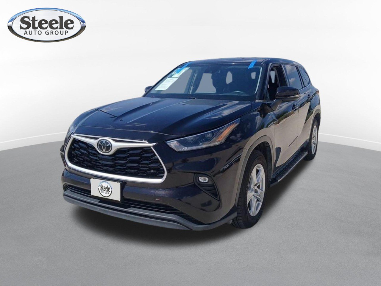 Used 2021 Toyota Highlander LE FWD image 1