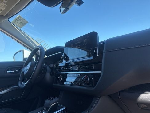 Certified 2025 Nissan Pathfinder SL image 30