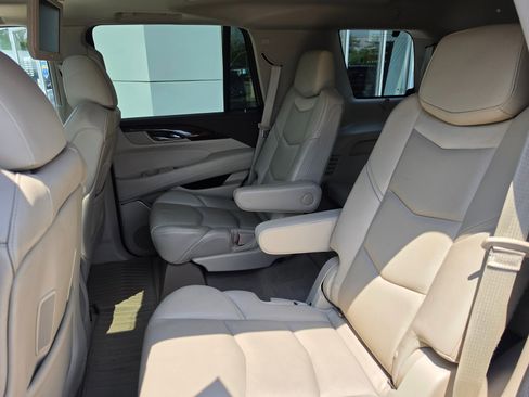 Used 2015 Cadillac Escalade Luxury AWD/4WD image 12
