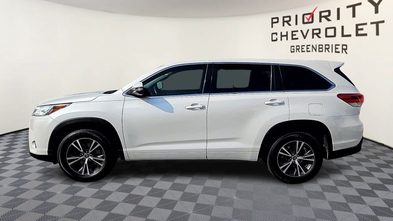 Used 2017 Toyota Highlander LE FWD image 5