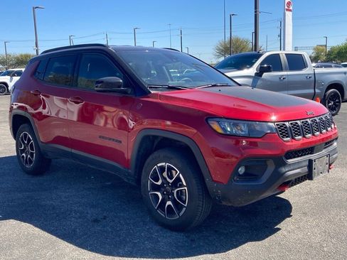 Used 2025 Jeep Compass Trailhawk image 3