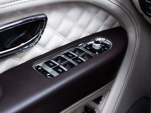 Used 2021 Bentley Bentayga image 37