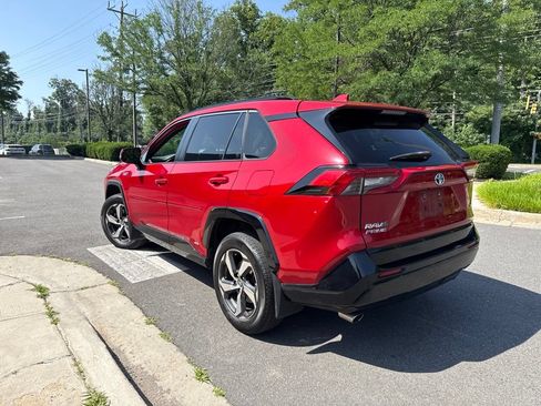 Used 2021 Toyota RAV4 SE w/ Weather & Moonroof Package AWD/4WD image 5