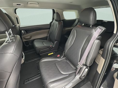 Used 2025 Kia Carnival FWD image 10
