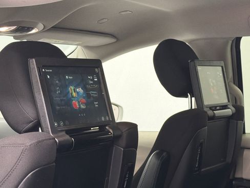 Used 2021 Chrysler Pacifica Touring w/ Uconnect Theater Family Group image 17