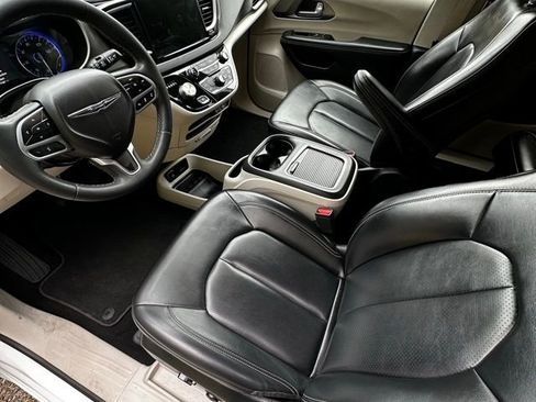 Used 2023 Chrysler Pacifica Touring-L FWD image 12