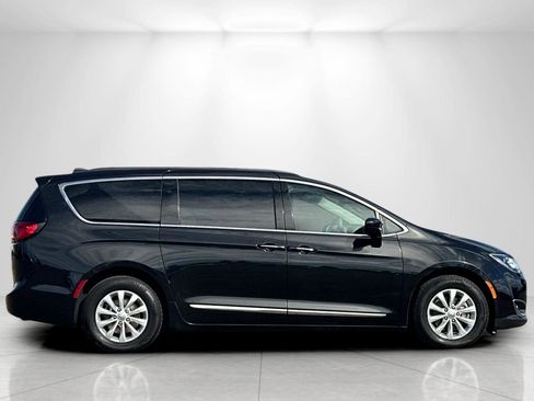 Used 2017 Chrysler Pacifica Touring-L image 2