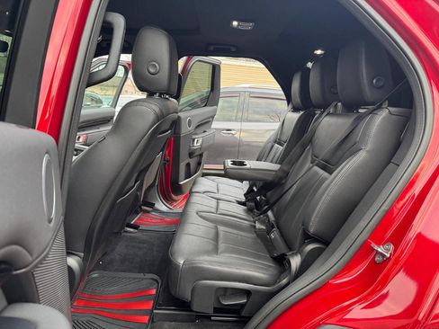 Used 2017 Land Rover Discovery SE image 30