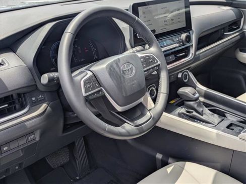 Used 2025 Toyota Grand Highlander FWD image 10