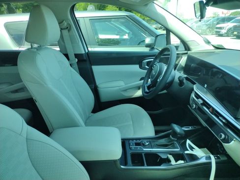 Used 2025 Kia Sorento S w/ Panoramic Sunroof Package FWD image 4