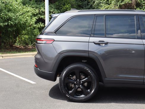 Used 2023 Jeep Grand Cherokee Altitude RWD image 6