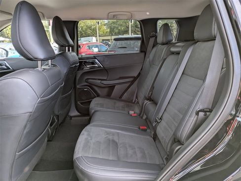 Used 2025 Mitsubishi Outlander SE image 15