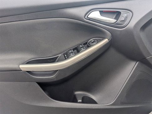 Used 2017 Ford Focus Titanium image 12