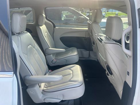 Used 2017 Chrysler Pacifica Limited w/ UConnect Theater Package FWD image 14
