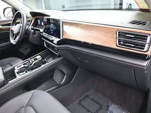 Used 2024 Volkswagen Atlas SE w/ Panoramic Sunroof Package FWD image 45