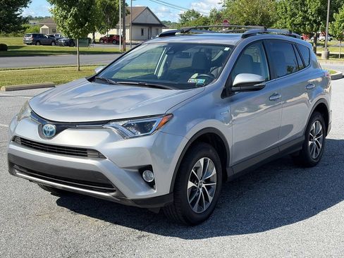 Used 2018 Toyota RAV4 XLE AWD/4WD image 4