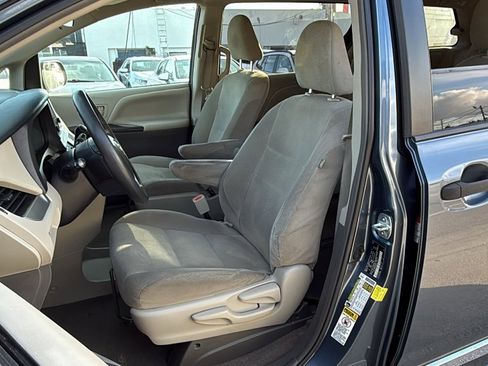 Used 2017 Toyota Sienna L image 13