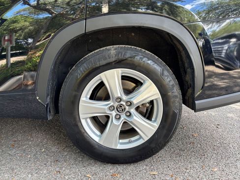 Used 2025 Toyota Highlander LE FWD image 32