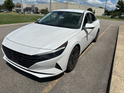 Used 2022 Hyundai Elantra SEL w/ Convenience Package FWD image 8