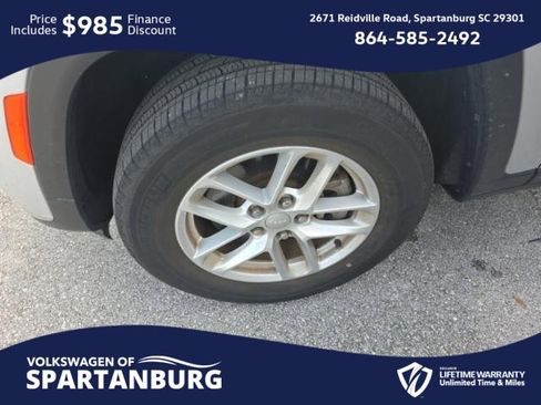 Used 2023 Jeep Grand Cherokee L Laredo image 3