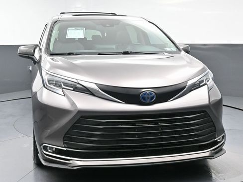Used 2022 Toyota Sienna XLE w/ XLE Plus Package image 4