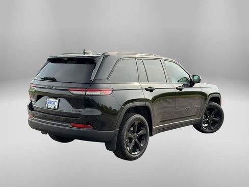 Used 2025 Jeep Grand Cherokee Limited w/ Luxury Tech Group II AWD/4WD image 4