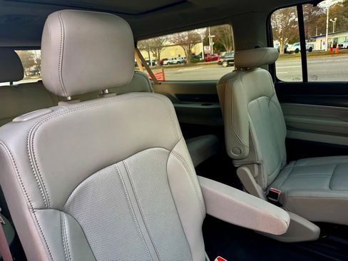 Used 2023 Jeep Wagoneer L Series III w/ Premium Group I image 12