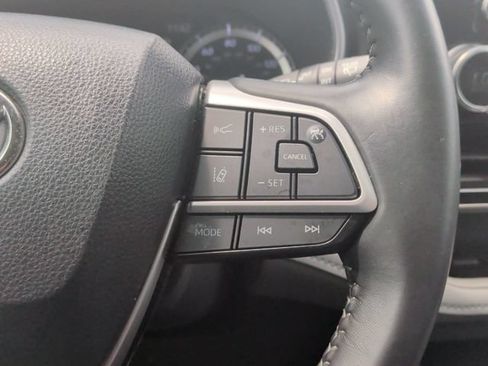 Used 2022 Toyota Highlander XLE FWD image 19